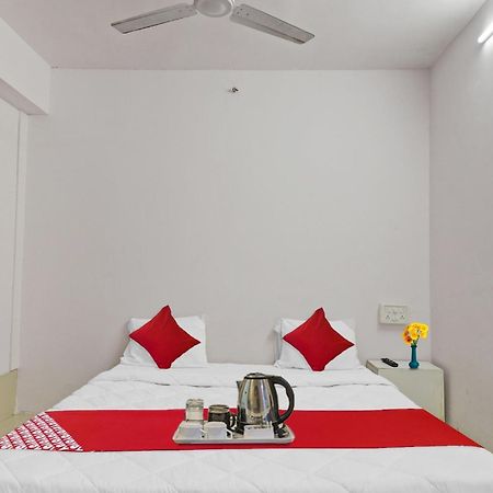 Hotel O Cozy Rooms Surat Exterior foto