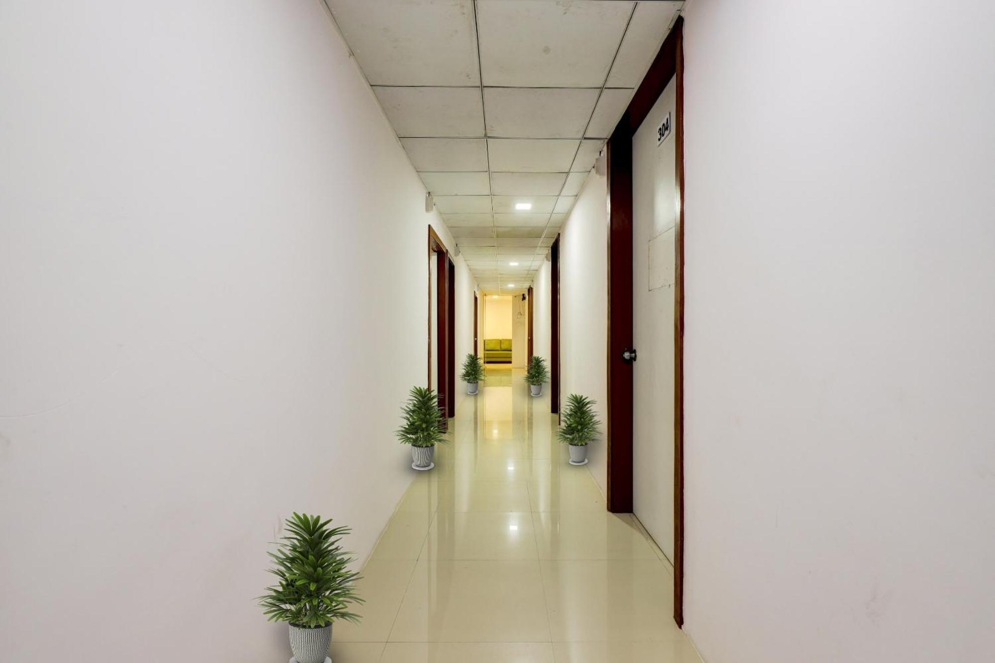 Hotel O Cozy Rooms Surat Exterior foto