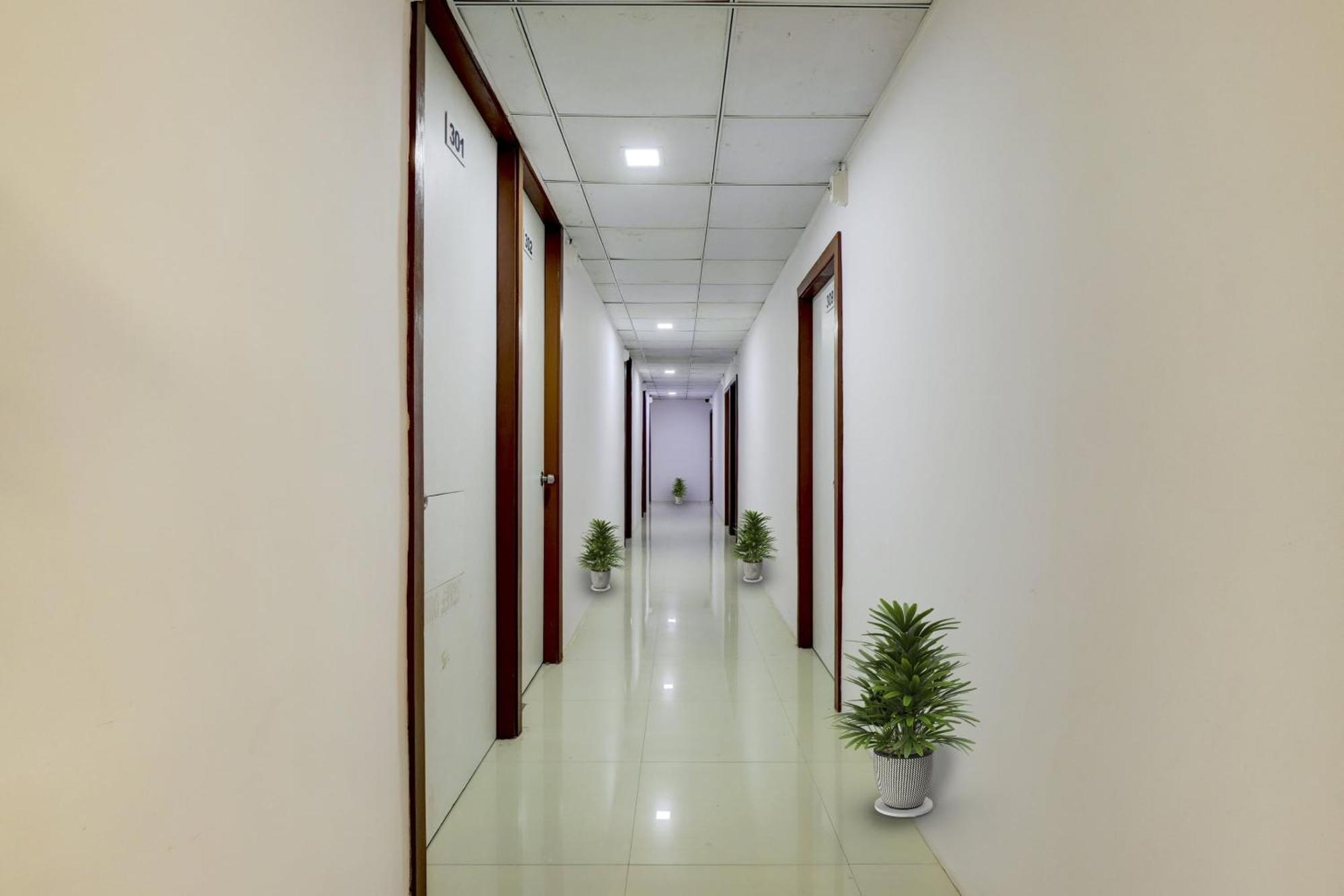 Hotel O Cozy Rooms Surat Exterior foto
