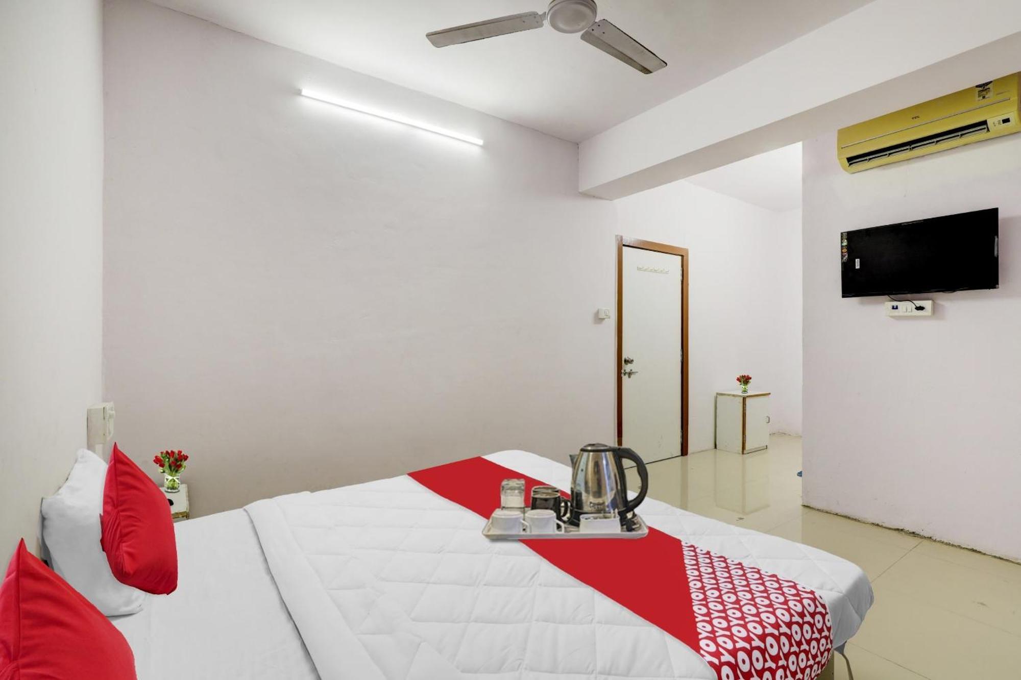 Hotel O Cozy Rooms Surat Exterior foto
