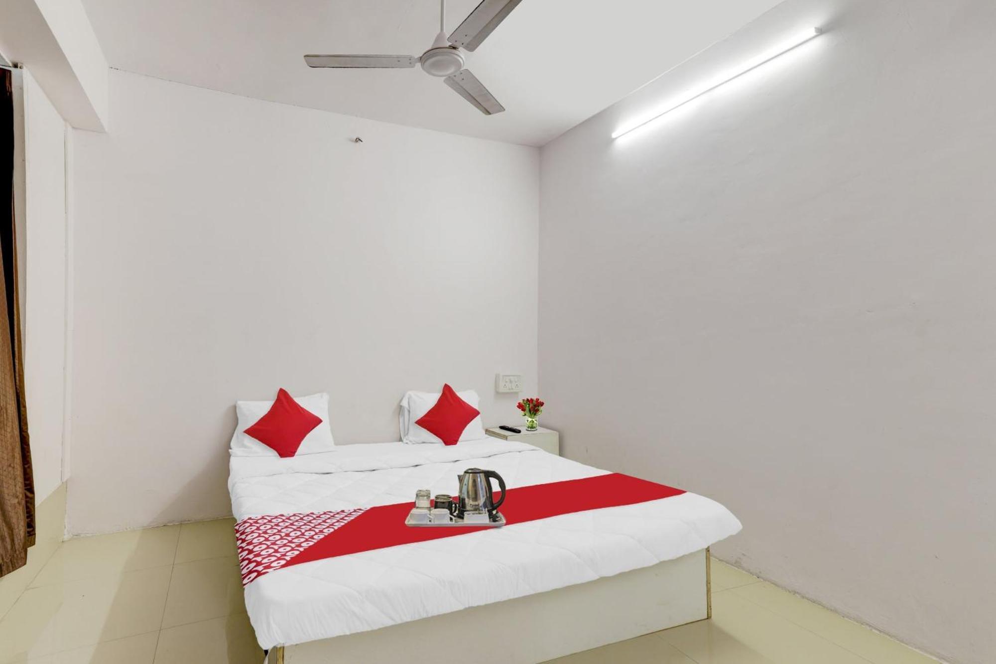 Hotel O Cozy Rooms Surat Exterior foto